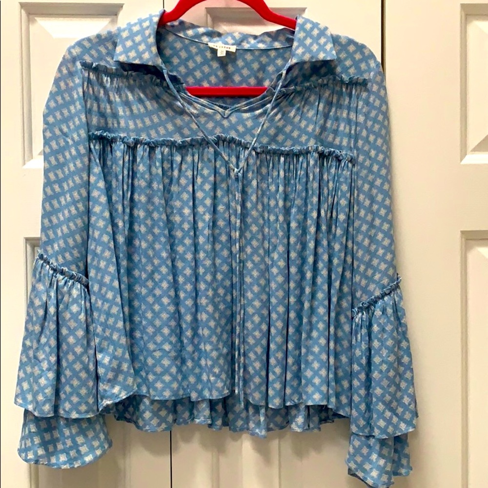 EM CREME Blue Top